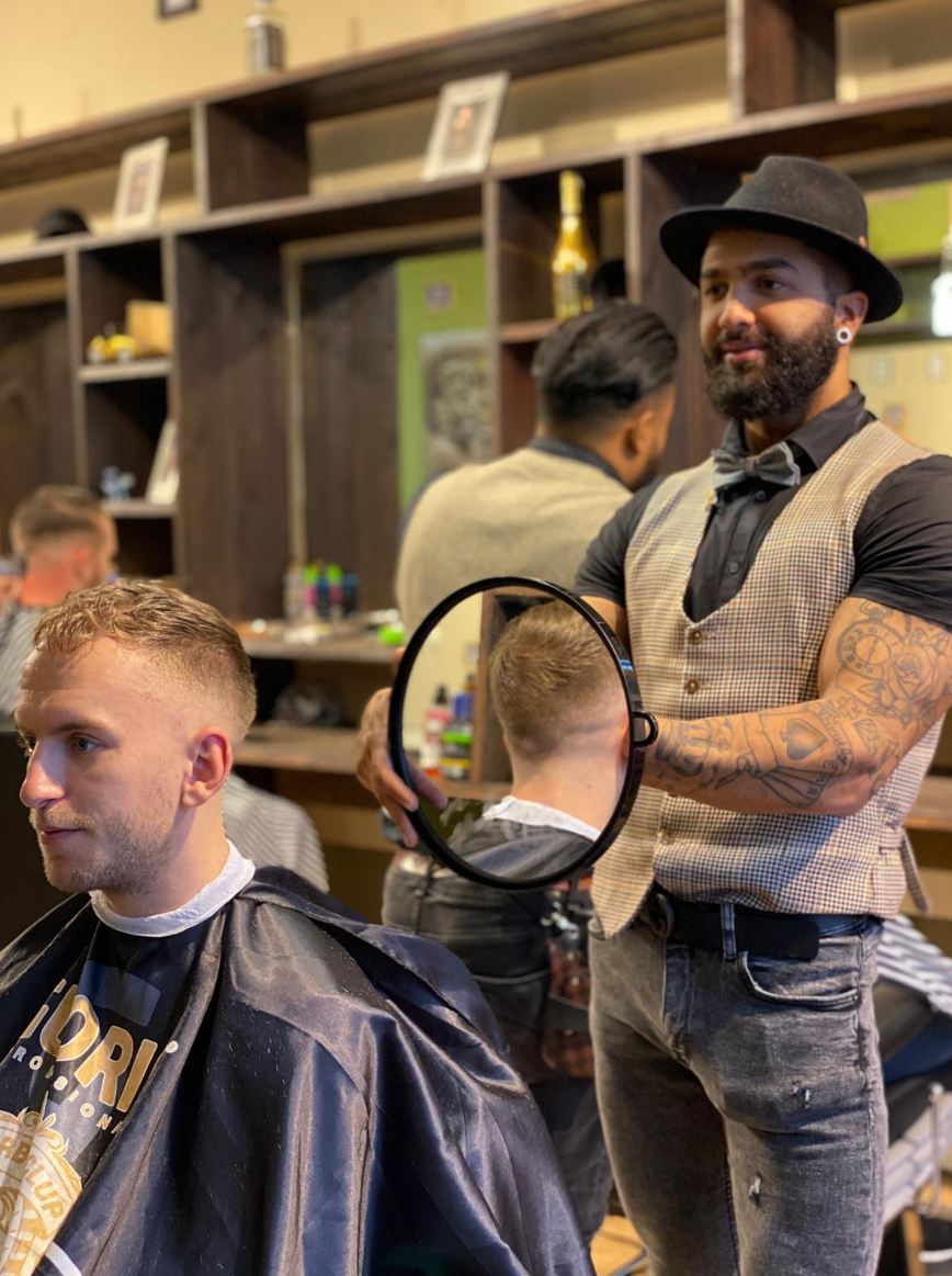 Professioneel kapper team bij Barbershop De Linge Elst - ervaren barbiers en stylisten